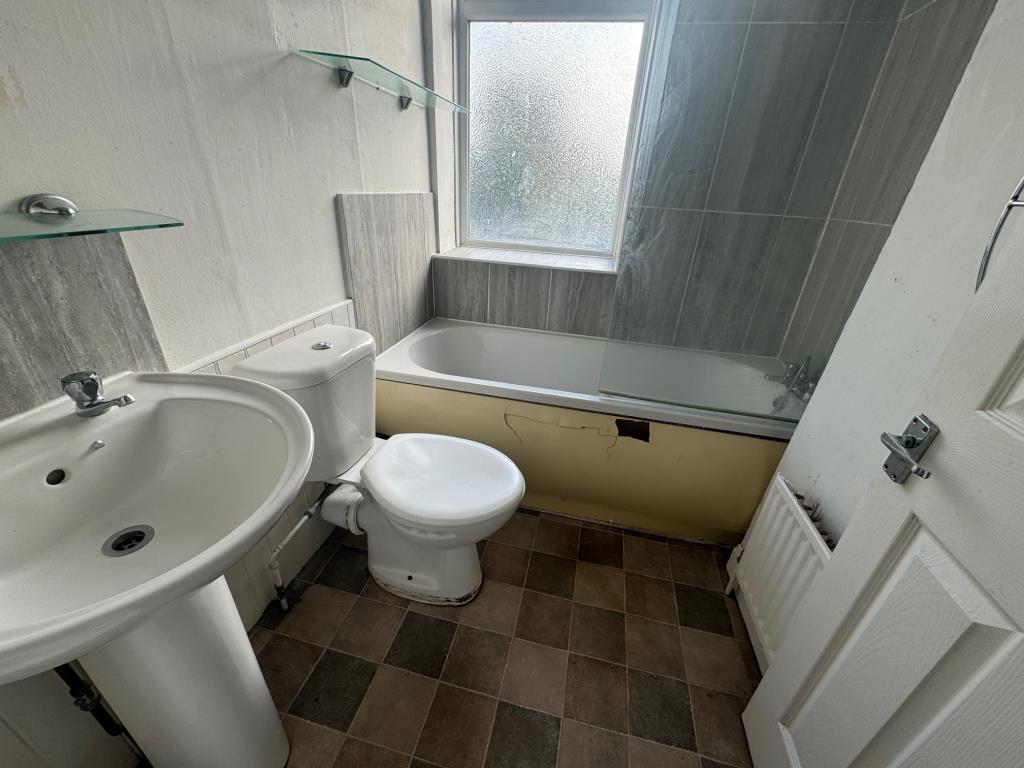 Lot: 20 - TWO-BEDROOM END-TERRACE HOUSE FOR IMPROVEMENT - Bathroom